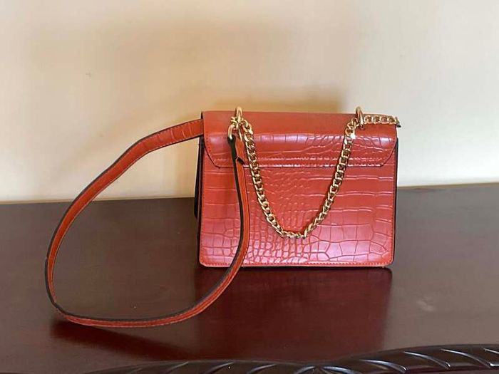 Elegant Croc-Embossed Crossbody Bag with Gold Chain Strap