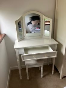 girls dressing table