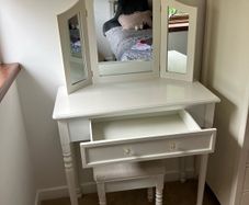 girls dressing table