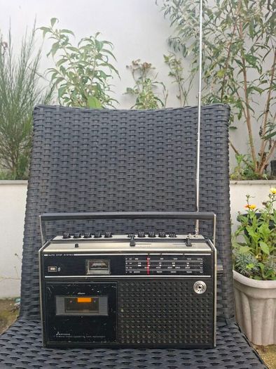 Vintage Mitsubishi portable radio cassette player/recorder