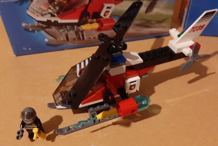 LEGO City 7238 Fire Helicopter. Used and discontinued set from 2005 in good condition.