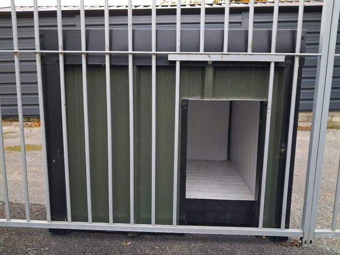 Dog kennel and dog run