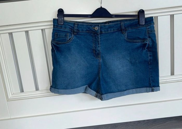 Brand-new Ladies Blue Denim Shorts from Pepco Size: UK 16 / EU 44