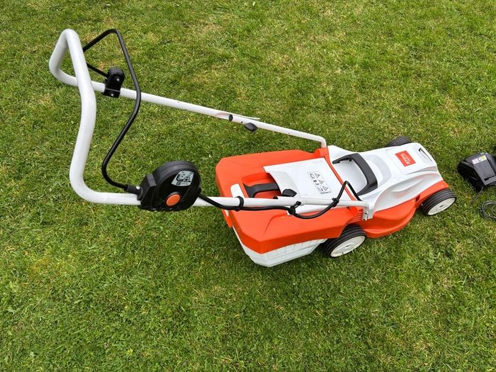 Still Battery Lawnmower