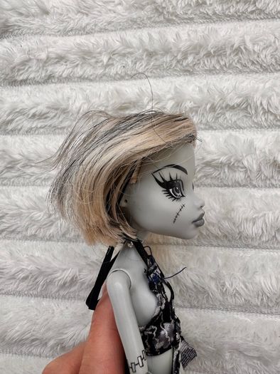 Mattel Monster High Skull Shores 2008 Black and White Frankie Stein Glue Hair Legs a bit loose (between body and legs) Used Please see photos