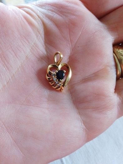 18 CT Gold pendant with Natural Sapphire and  diamonds
