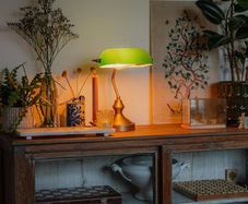 Qazqa - Classic Table Lamp I Table LightInotary lamp Bronze with Green Glass - Banker- - Classic I Antique - Suitable for LED E27 | 1 Light - Steel Table lamp - Suitable for Living Room I