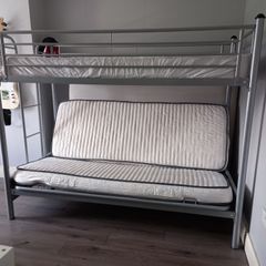 Triple bunk bed