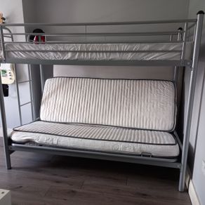 Triple bunk bed
