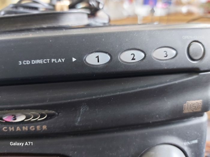 Philips Music HiFi System, Model FW355C, 3 CD, Dual Tape and Radio, in very good condition