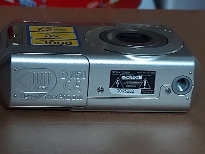 Sony Cyber-Shot Model DSC-S650, 7.2 Megapixels, Takes 2 x AA Baterys, in excellent working and cosmetic condition