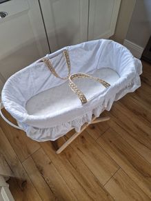 Moses basket with stand