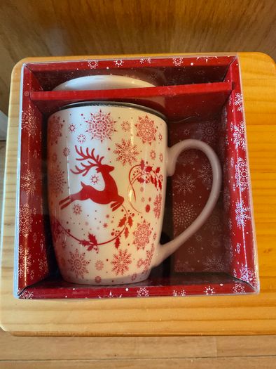 Beautiful Christmas mug with strainer Brand New