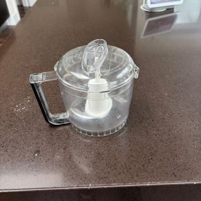 Bowl and blade for small Cuisinart grinder/chopper. No motor just bowl