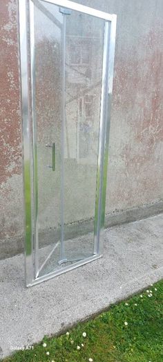Toilet, hand basin/pedestal and shower door