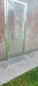 Toilet, hand basin/pedestal and shower door
