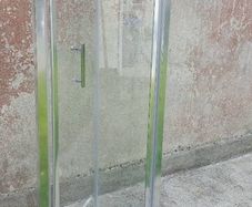 Toilet, hand basin/pedestal and shower door