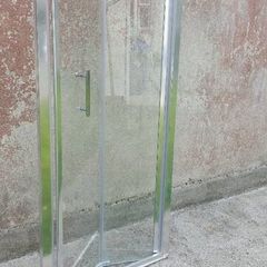 Toilet, hand basin/pedestal and shower door