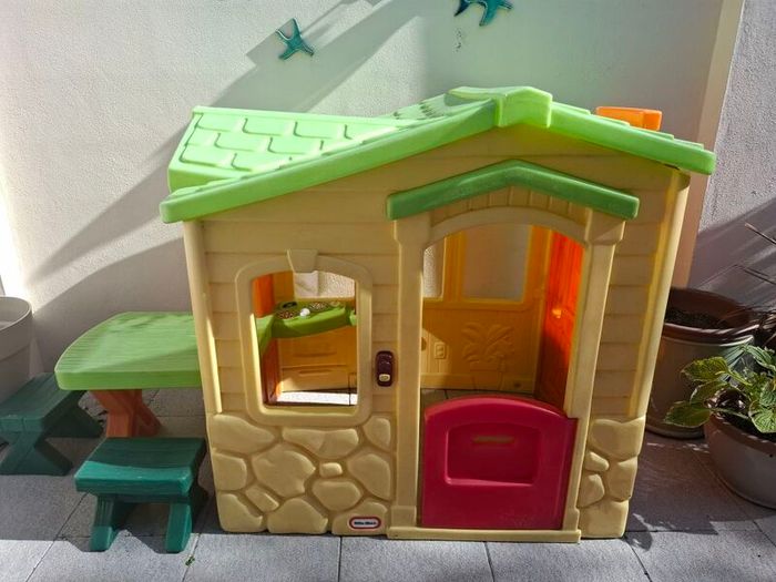 Little Tikes Playhouse with Picnic Table