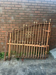 Set of garden gates took them off