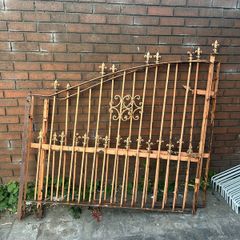 Set of garden gates took them off