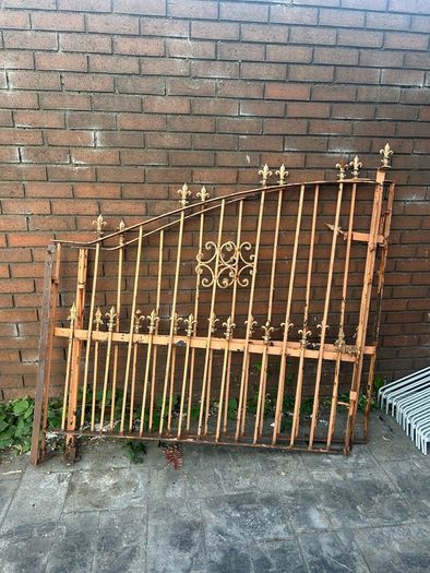 Set of garden gates took them off