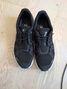 On cloud uk 7.5 black runners
