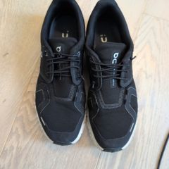On cloud uk 7.5 black runners
