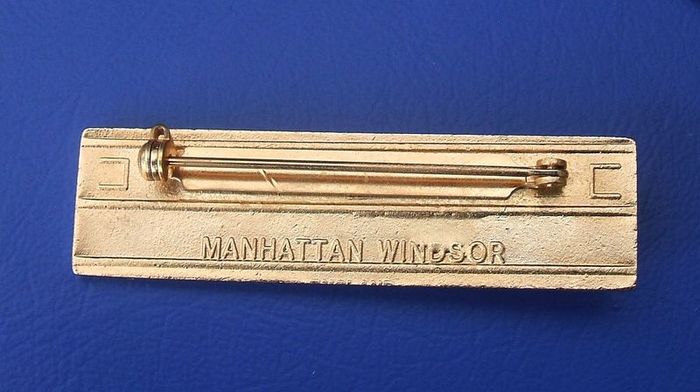 HANNINGTONS (Manhattan Windsor Ltd) - a retail assistant's badge of Hanningtons department stores, Brighton (1970's - 1990's)