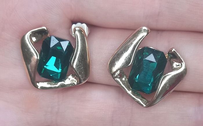 Vintage jewelry is sold individually for 5 to 10 euros