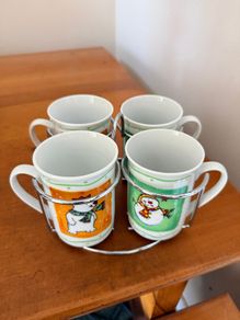 4 cups in metal rack. Never used.
