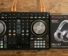 BRAND NEW / UNUSED Traktor Kontrol S4 MK2 (with Software License) DJ Bundle with Pioneer HDJ-X7 Headphones