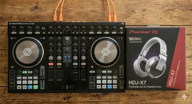 BRAND NEW / UNUSED Traktor Kontrol S4 MK2 (with Software License) DJ Bundle with Pioneer HDJ-X7 Headphones