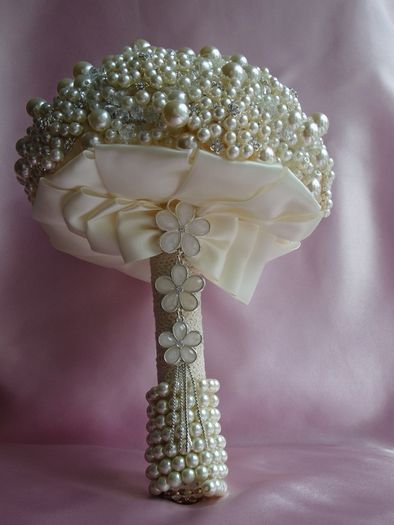 Custom made luxury pearls  bouquet handmade crystal ivory brooch
