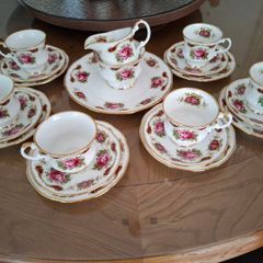 21 piece Elizabethan/Royal Albert Old Country Roses Bone China Tea Set