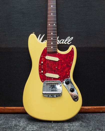 Fender Mustang MG69-55 1992-1993 - Faded Yellow White