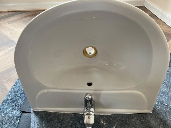 wall-hung bathroom basin with full pedestal