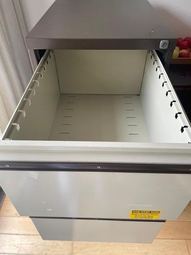 Filing cabinet - 4 drawer with key