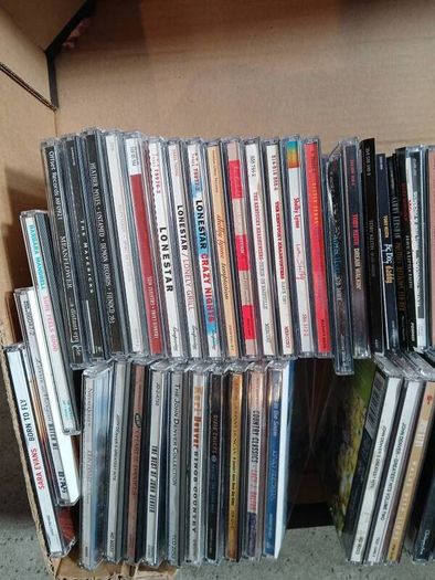 American Country music CD's (OVER 450 CDs)