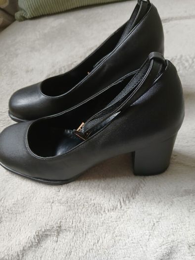 Black shoes with 3 inch heels