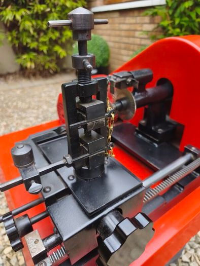 Key cutting/duplicating machine