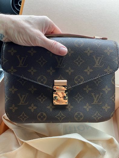 Louis Vuitton Pochette Metis handbag