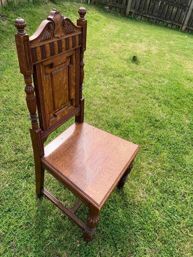 A charming pair of late Victorian carved oak Hall chairs richly modelled,  Cirka 1890's.