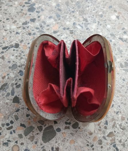 Victorian child's money purse or jewellery box.