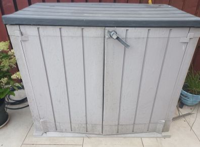 Outdoor storage shed