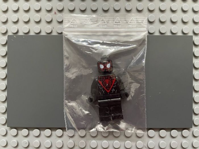 lego super heroes sh0540 Spider-Man (Miles Morales) minifigure- Red Webbing on Head, Black Hands