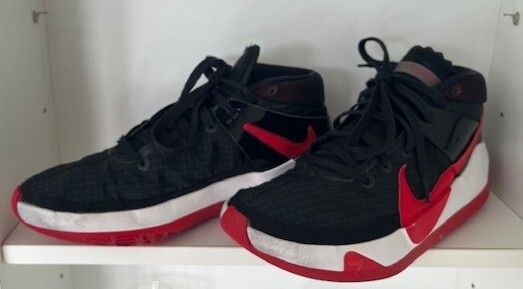 Nike Kevin Durant No 7 Laced Up Trainers Shoes Runners  Size Uk 10.5   Eu 45.5. In Very Good Used Condition. Mens Gents