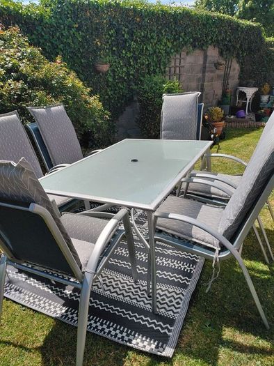 garden table with 6 chairs including cushions which are in perfect condition