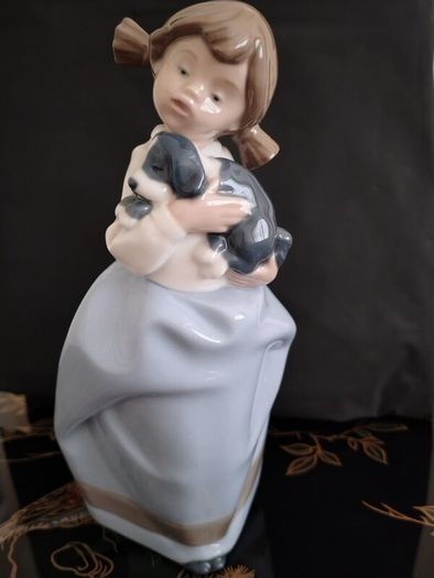 Vintage Nao by Lladro. Girl holding Sleepy Puppy. 1987.  #1029