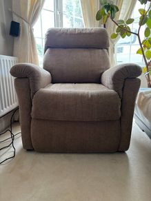 Dual motor riser recliner armchair